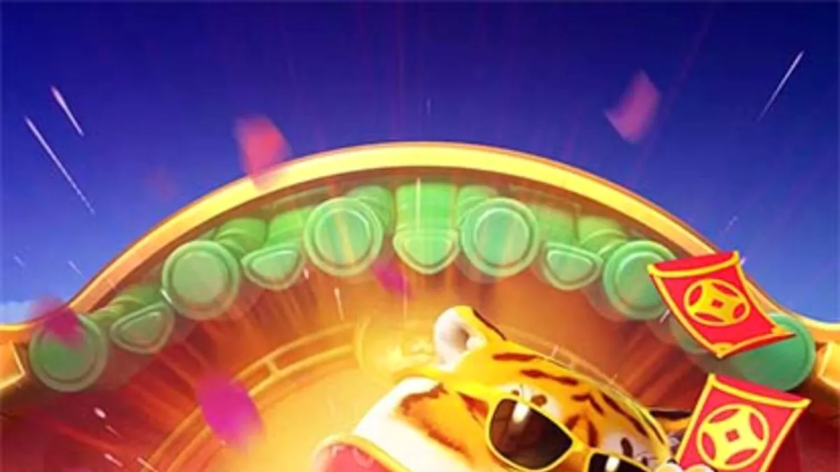 Fortune Tiger slot machine interface na may gintong tigre at mga simbolo ng kasaganaan.